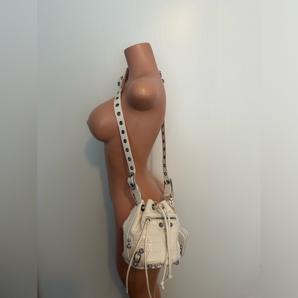 BALENCIAGA LE CAGOLE BUCKET BAG